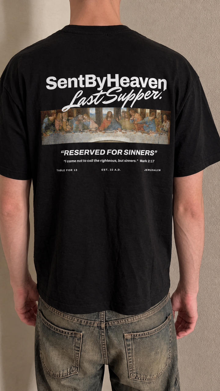 Last Supper Tee in Schwarz getragen – Rückenansicht